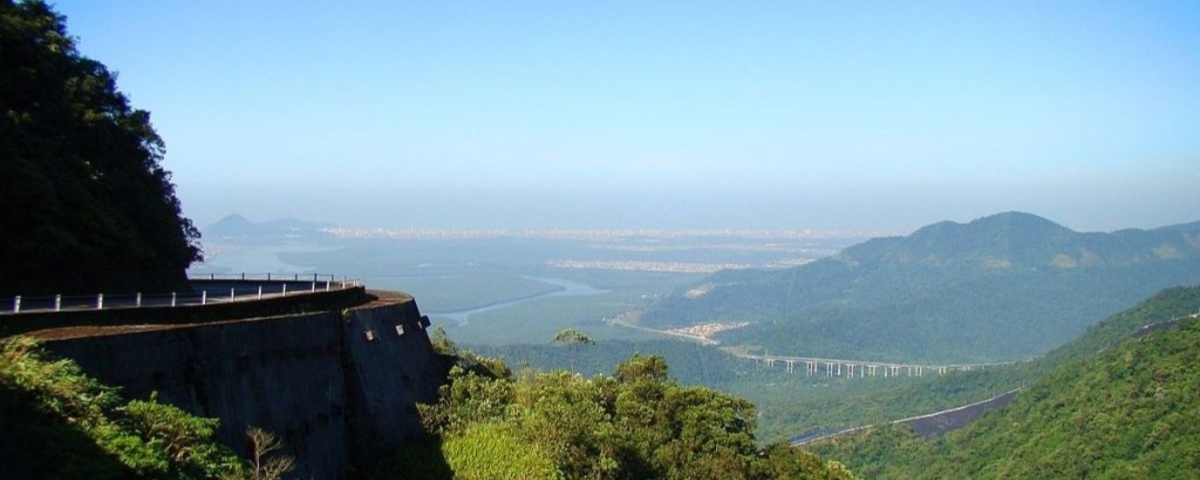 A vista do Parque Caminhos do Mar é ampla, onde é possível ver do alto as árvores e montanhas da região. 
