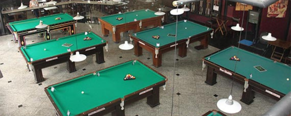 Seis mesas de sinuca espalhadas pelo espaço do Dona Mathilde Snooker Bar, uma outra opção de lugar para jogar sinuca em SP. 