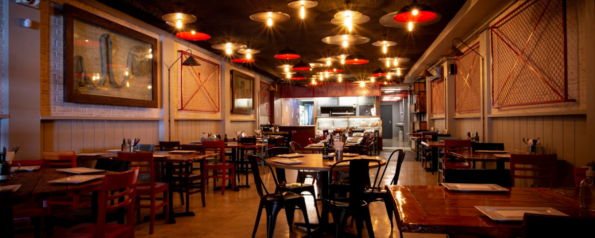 O Restaurante Incêndio é especializado em carnes. O salão do local é amplo, com vários lustres no teto e grades decoram as paredes na lateral. 