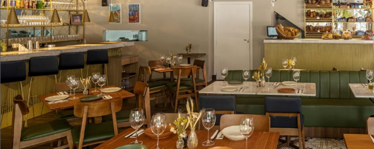 A Panifício Luce é mais um dos novos restaurantes. Além de servir pratos, o local tem também pães artesanais. O salão é elegante, com tons verdes e de madeira e conta com mesas e um balcão para acomodar os clientes. 