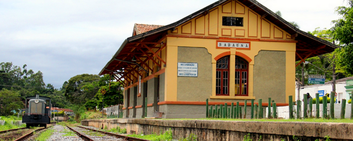 Estação de trem em Mogi das Cruzes feita de madeira lembrando uma casa antiga. 