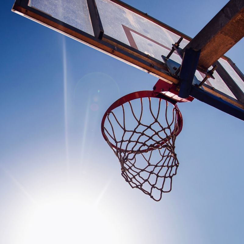 Pessoas jogando basquete 3x3 no Ibirapuera - Esportes para se