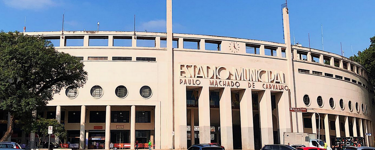O Museu do Futebol fica no Estádio Municipal Paulo Machado de Carvalho. O estádio tem grande pilastras e é todo na cor bege. 