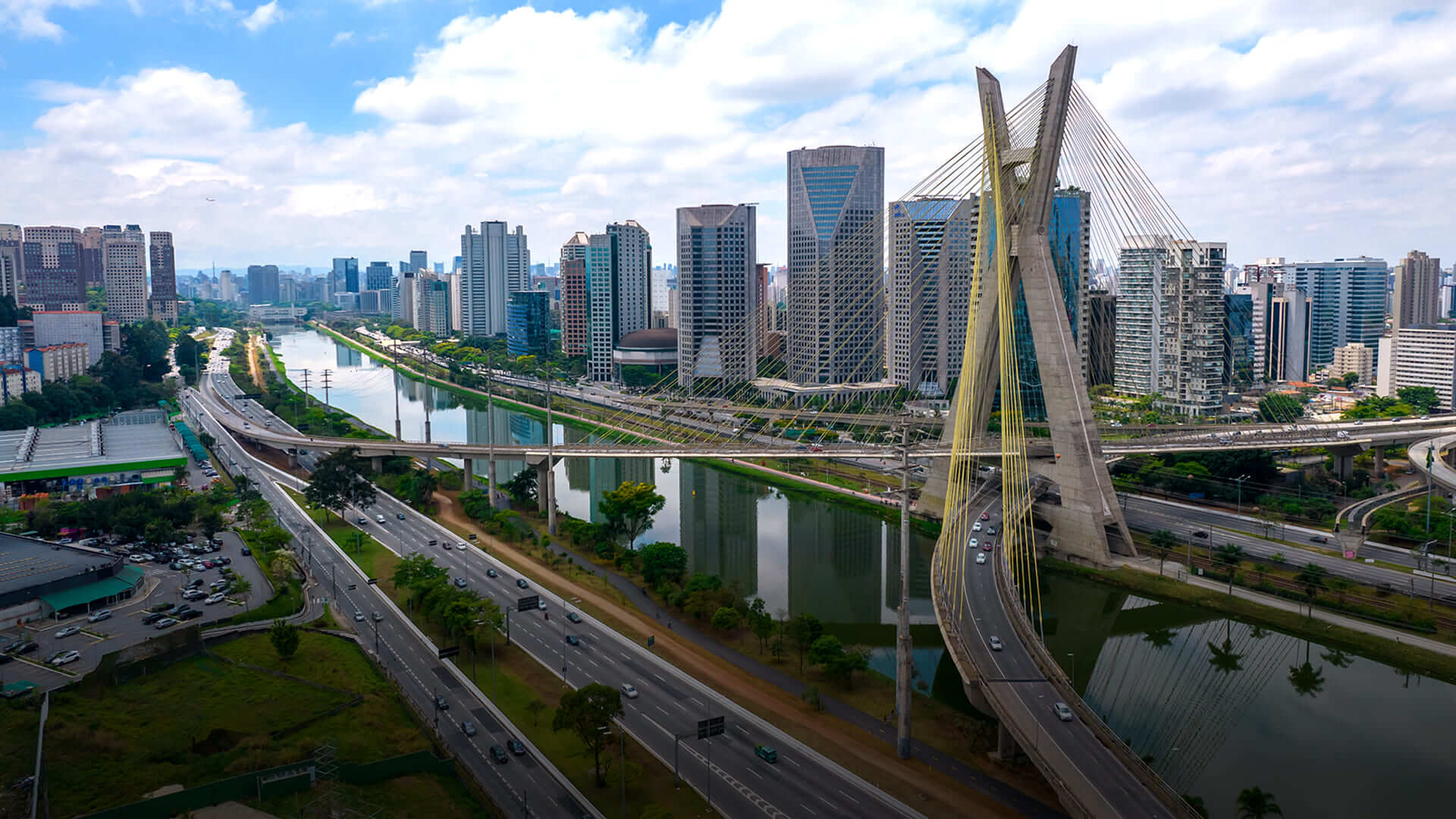 Tudo sobre a cidade que é tudo de bom! Imagem panorâmica de São Paulo com o texto: Tudo sobre a cidade que é tudo de bom!