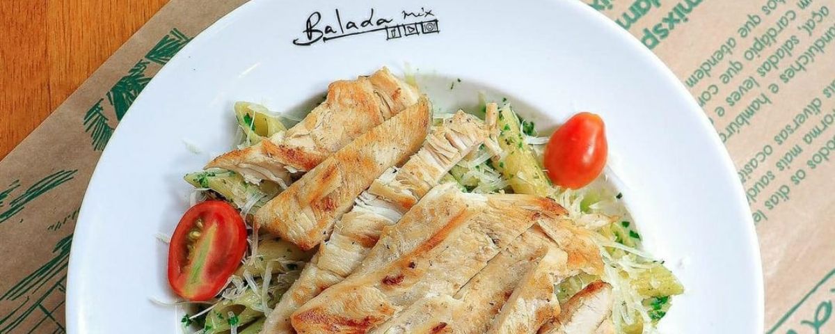 Salada com mix de folhas e frango servida no Balada Mix, que é uma das opções de restaurantes saudáveis em SP. 