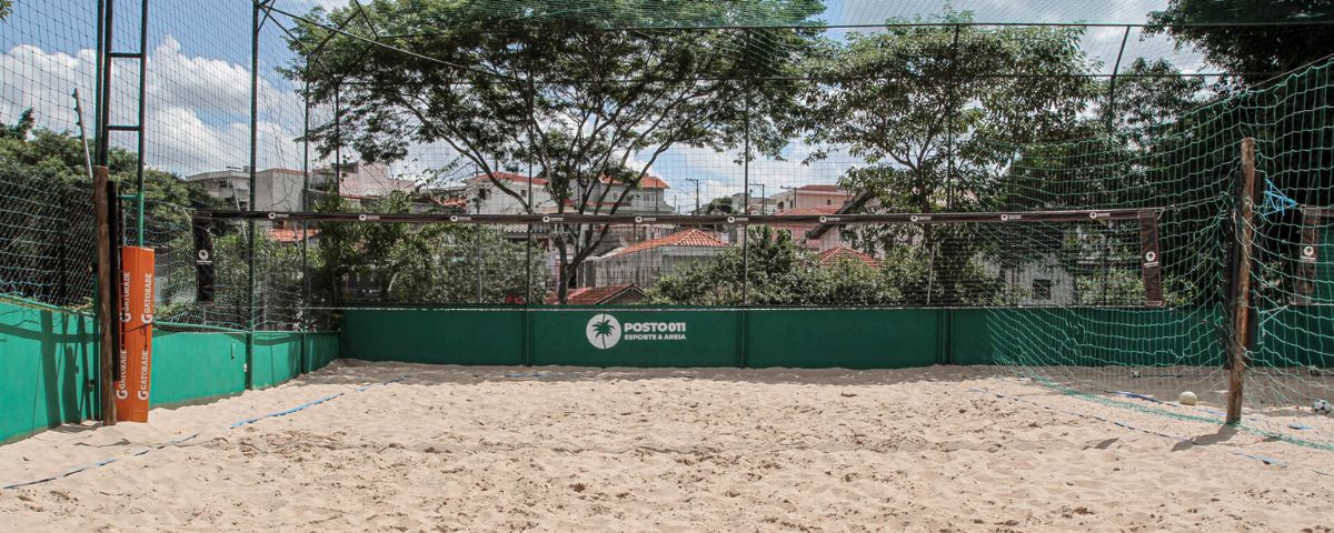 O Posto 11 tem uma quadra de areia onde é possível praticar esportes, como vôlei de praia, beach tennis e futêvolei. 