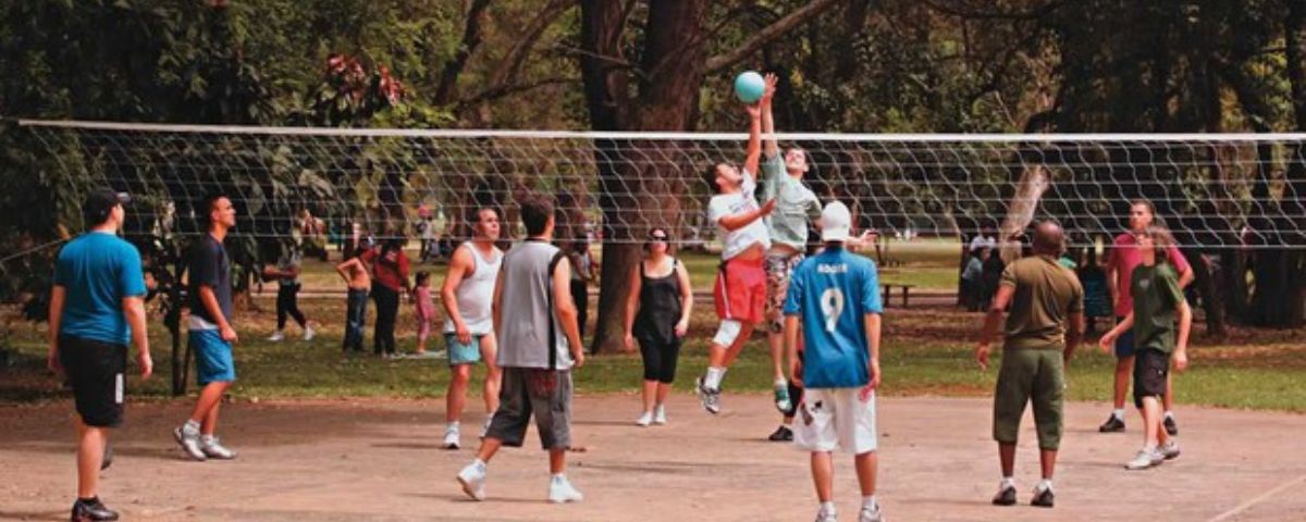 O Parque Ibirapuera tem diversas quadras para celebrar o Dia Nacional do Vôlei praticando o esporte! 