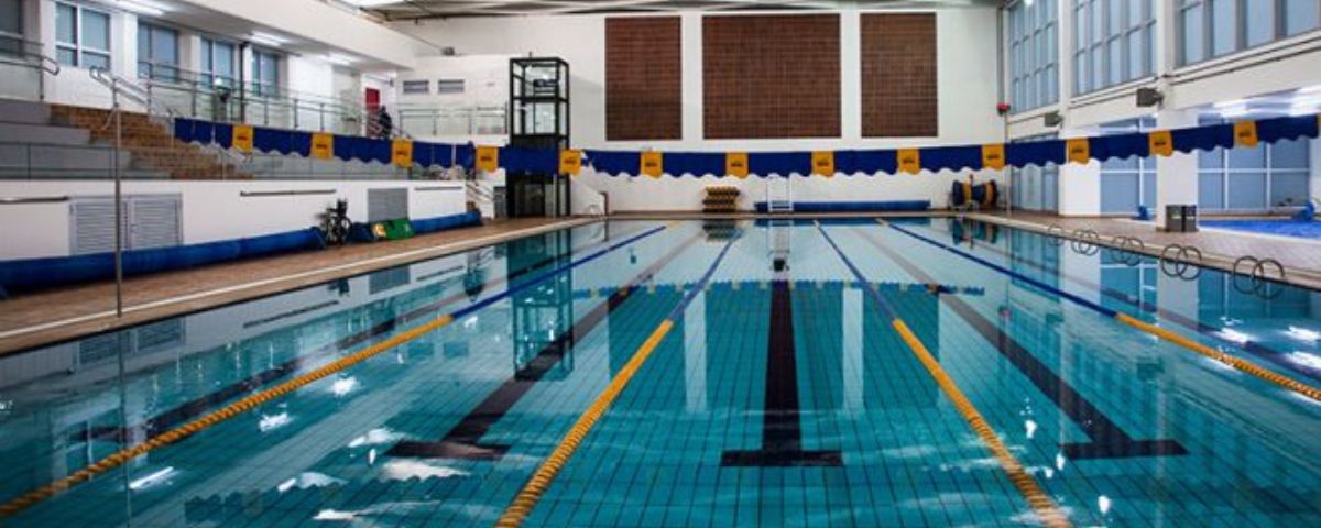 Um dos locais onde é possível praticar natação em SP é no SESC. As unidades que tem piscinas oferecem uma excelente infraestrutura. 