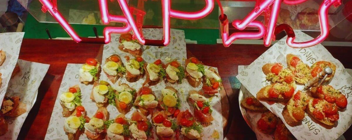 Famoso restaurante de Tapas em SP, o Sancho bar y tapas serve diversas opções de acompanhamentos sobre pão para as tapas. 