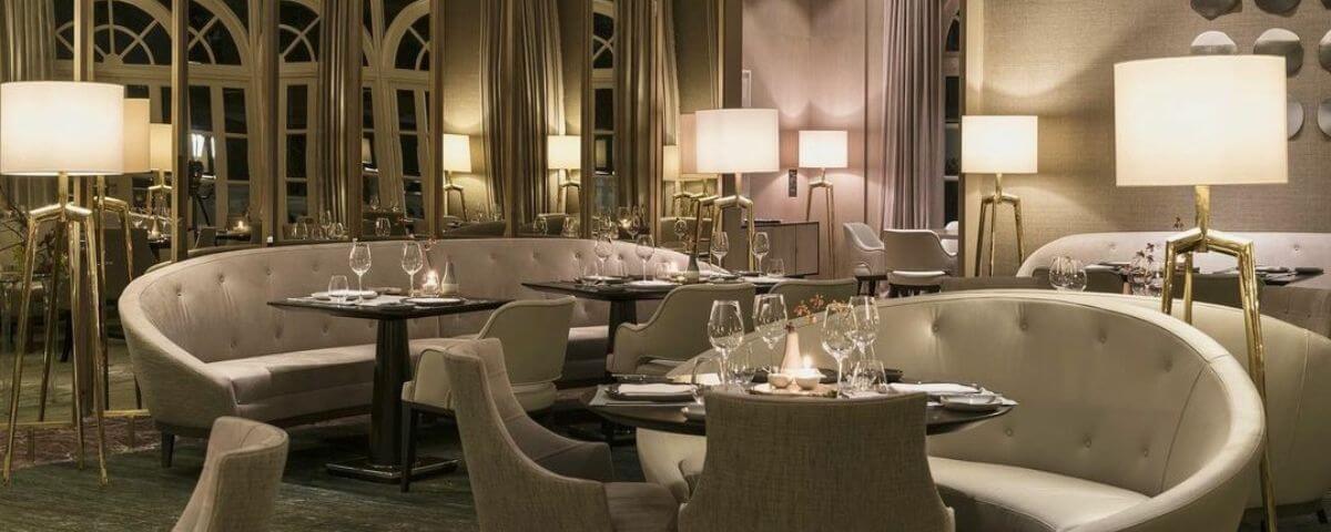O restaurante Tangará Jean-Georges é muito elegante, com sofás nas mesas e abajours refinados espalhados pelo salão. 