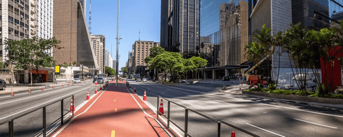 A ciclovia da Avenida Paulista é ideal para andar de bicicleta e conhecer mais da cidade. 