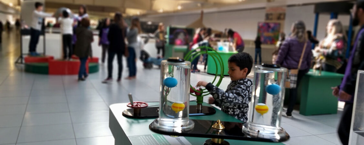 Ensinar sobre ciência e tecnologia para as crianças é parte fundamental da base do conhecimento. Criança brinca com objetos científicos na Escola Parque do Conhecimento. 