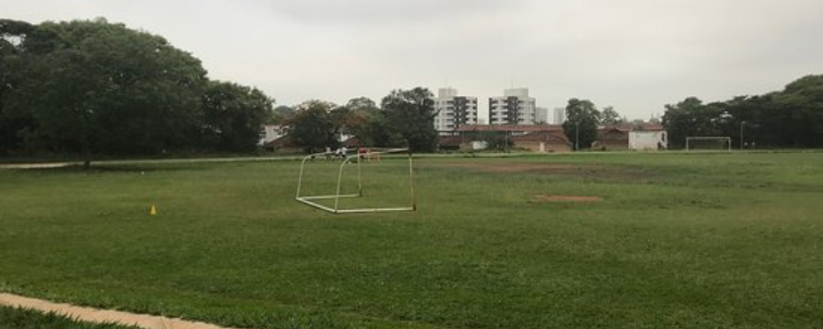 Gramado extenso para jogar futebol em São Paulo no Parque Chácara do Jockey. 