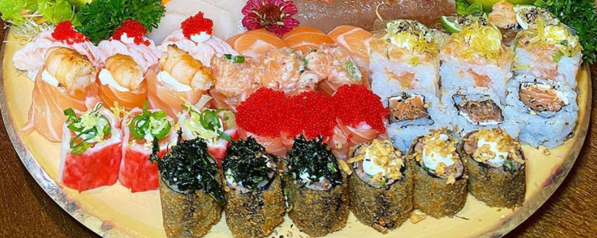 Combinado de sushi com variadas peças incluindo nigiri, hot holl e sashimi. 