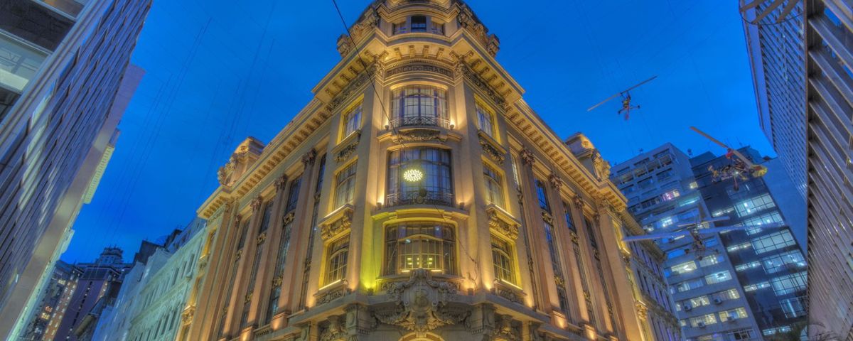 O prédio do CCBB é um dos clássicos edifícios de SP. Ele ainda mantêm uma arquitetura mais antiga, de 1901 e foi fotografado de noite, com suas luzes acessas. 