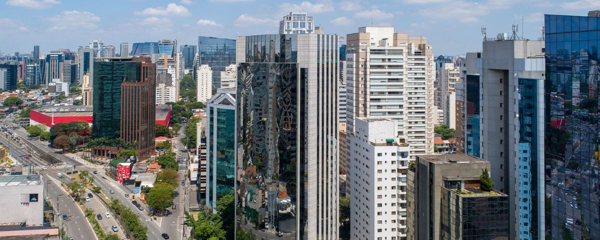A Avenida Brigadeiro Faria Lima é uma das que passam pelo bairro. A região conta com grandes prédios, ruas largas e polos comerciais. 