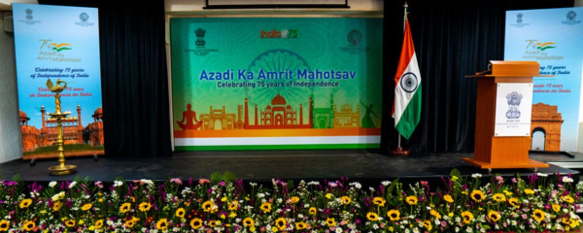 O Centro Swami Vivekananda tem um palco. onde há uma bandeira da Índia, várias flores na parte de baixo e um púlpito para apresentações e palestras sobre a cultura indiana. 