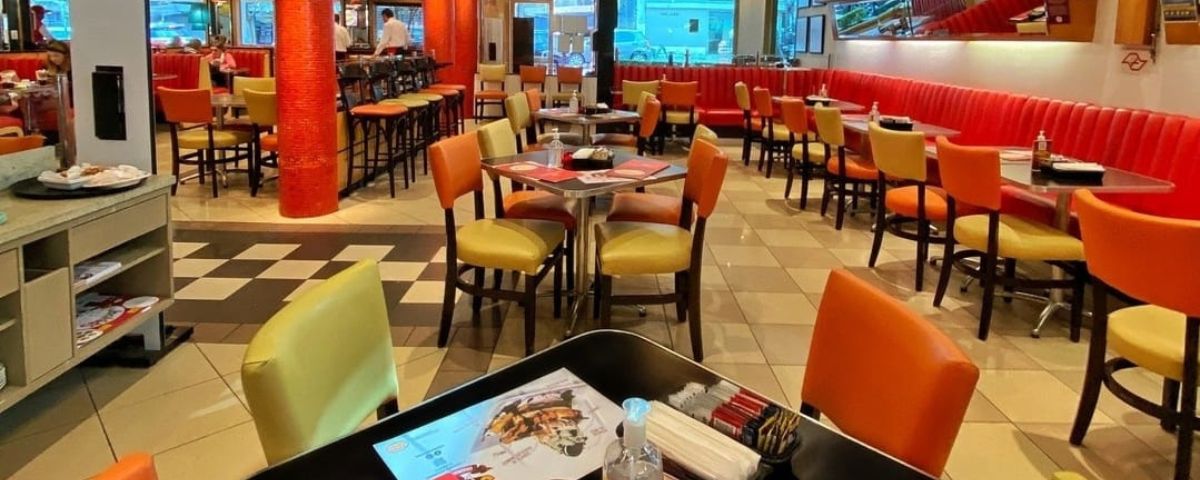 Entre os restaurantes no Itaim Bibi, temos o Joakin’s Hamburger, que tem um salão amplo, com bancos vermelhos colados na parede, mesas e cadeiras no estilo de lanchonete antiga e chão com piso xadrez. 