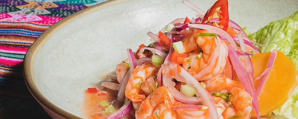 O ceviche em SP é uma deliciosa opção seja para o almoço ou para o jantar. No restaurante Rinconcito Peruano, uma das opções é servida com camarões.  