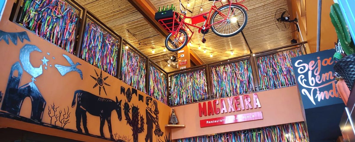 O Macaxeira tem decoração inspirada no Nordeste, com desenhos na parede e uma bicicleta vermelha pendurada no teto. 