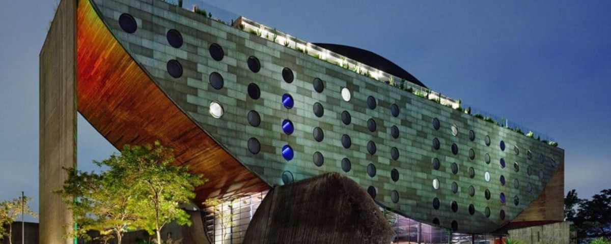 O Hotel Unique é um dos famosos edifícios de SP. Ele tem o formato de barco, com janelas redondas espalhadas pela fachada. 
