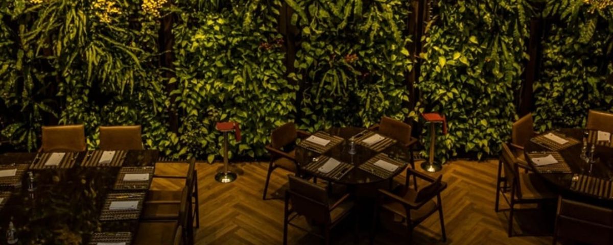 Mais um dos restaurantes no Itaim Bibi, o Loup tem um comprido jardim vertical, com mesas e cadeiras na cor marrom. 