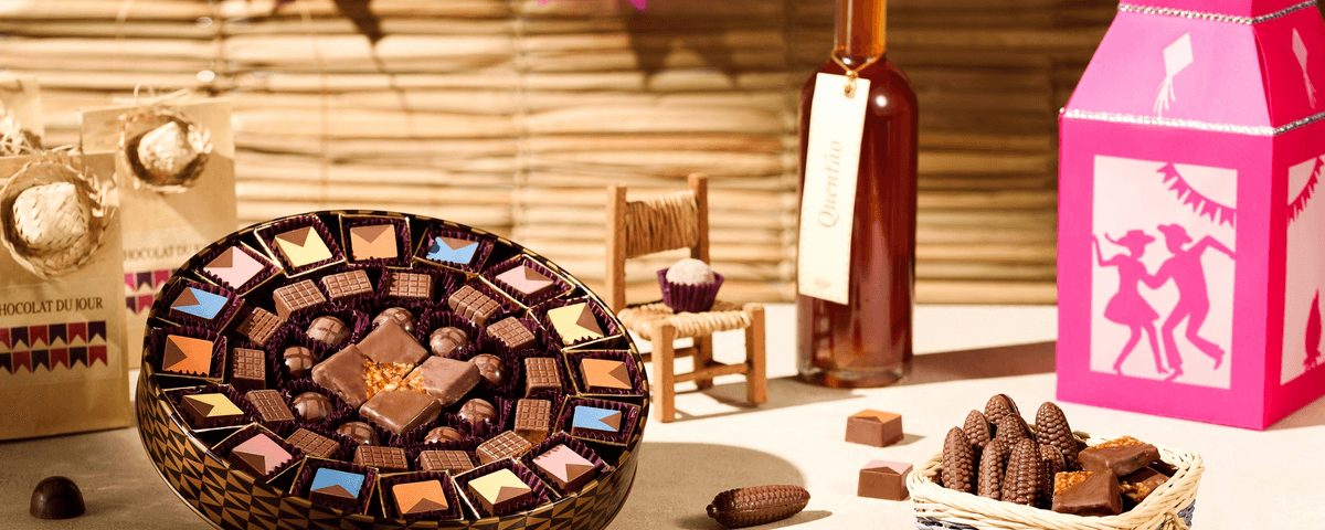Caixa com diversos bombons de chocolates, com detalhes coloridos desenhados estão disponíveis na Chocolate Du Jour, outra opção deliciosa para celebrar o Dia Mundial do Chocolate. 