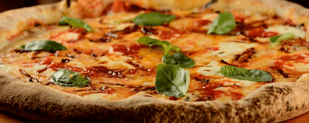 Ao celebrar o Dia da Pizza em SP na Dona Firmina Pizzaria, você pode saborear uma deliciosa pizza com um molho de tomate saboroso, muito queijo e é claro manjericão fresco por cima! 