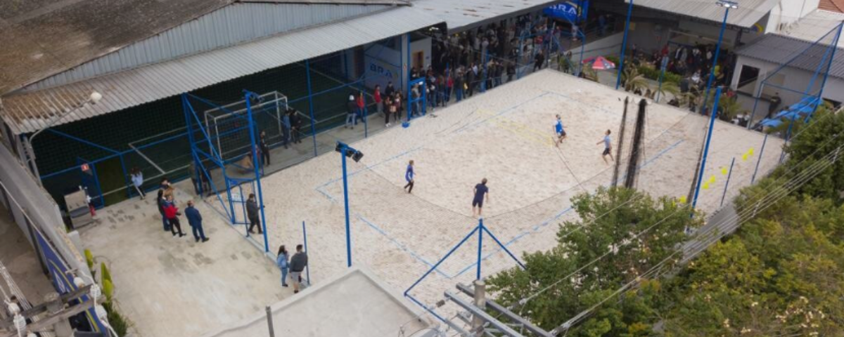 O B.R.A Sports tem quadras de areia ideais para a prática de beach tennis em SP. 