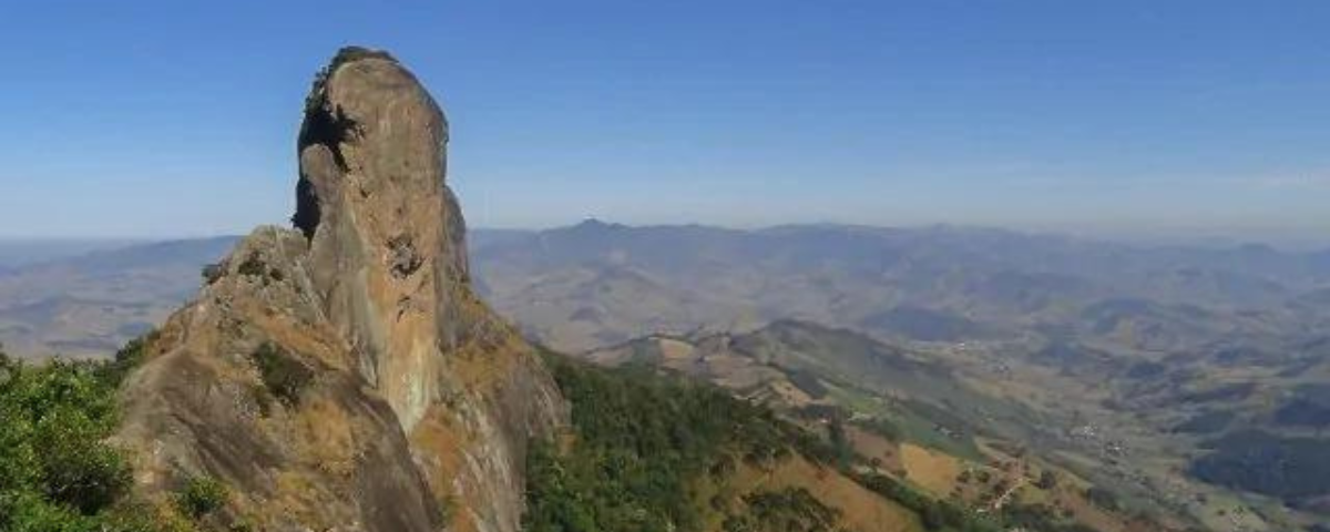 Um dos principais pontos turísticos de São Bento do Sapucaí é o complexo Pedra do Baú. De lá é possível ver uma vista deslumbrante da serra com grandes rochas. 