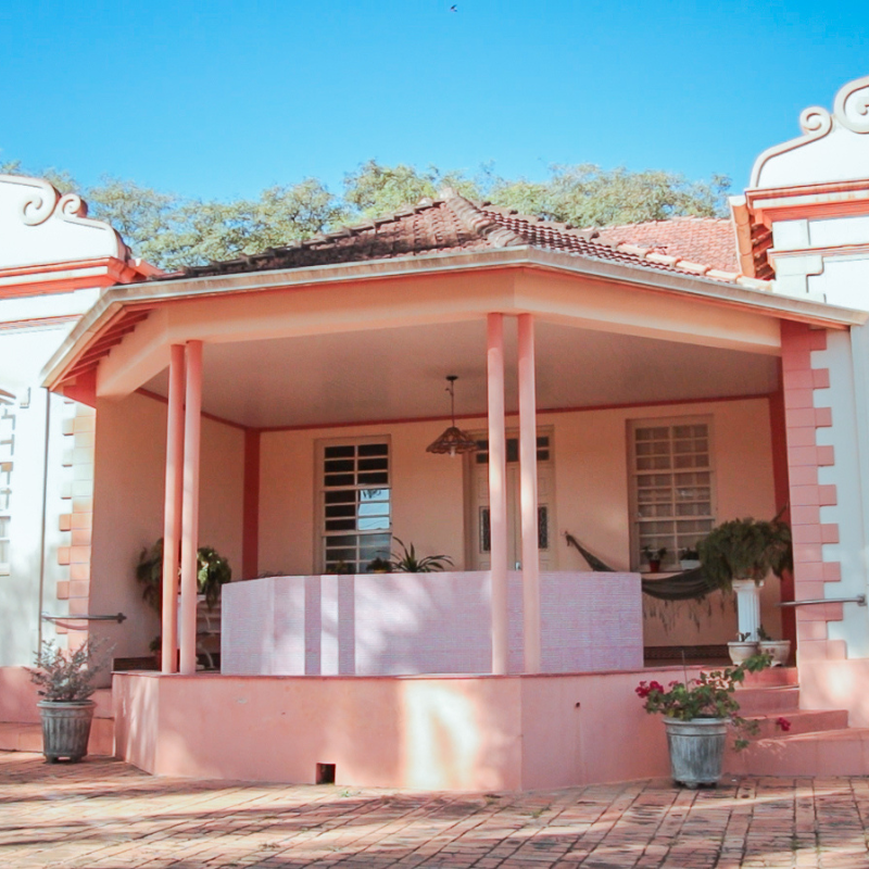 A Fazenda Pinhal, que fica na cidade de Boituva, possui um casarão cor-de-rosa com branco. Na fazenda é produzida a cachaça Três Coronéis. 