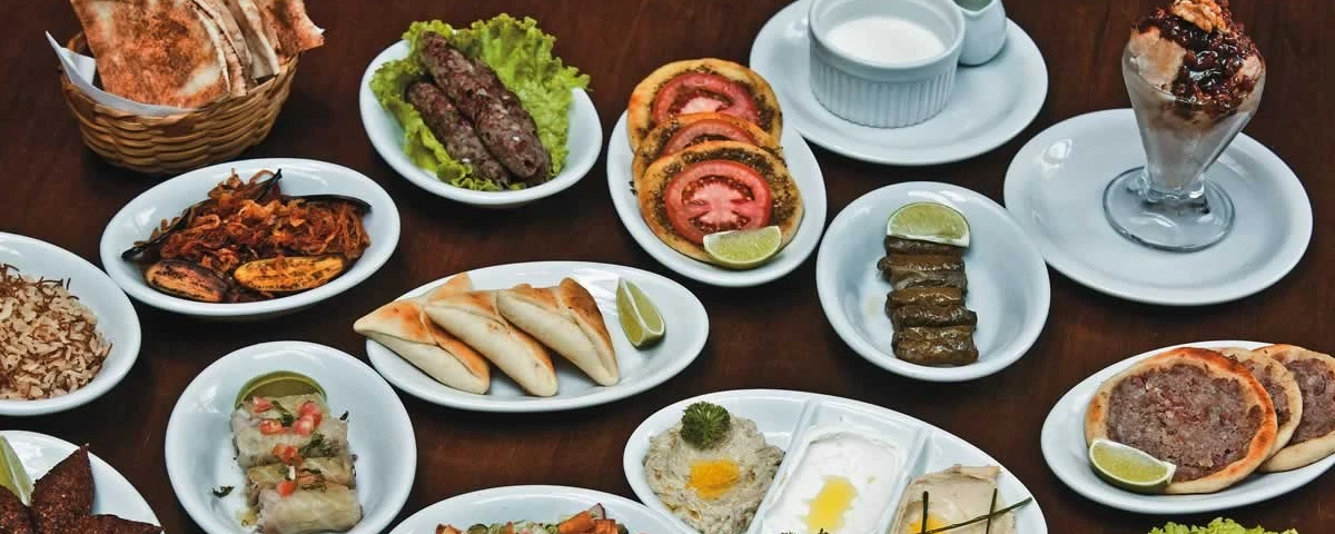 Mesa farta com diversas comidas árabes, como esfirras, kafta, coalhada seca, homus e muito mais. O Baruk é uma deliciosa opção de rodízio em SP para quem gosta de comida do Oriente Médio. 