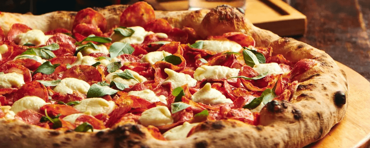 Na Veridiana pizzaria você vai poder saborear uma pizza com muito recheio, feito com ingredientes selecionados. Perfeito para esse Dia da Pizza, né? 