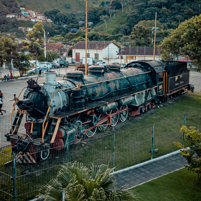 A Locomotiva Tereza Cristina fica parada em frente a entrada do centro histórico da cidade de Bananal. 