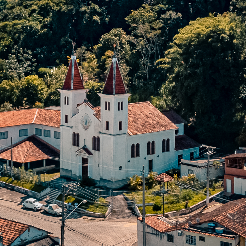 A Igreja Nossa Senhora da Boa Morte e Glória é branca e tem duas torres, uma de cada lado, que tem um formato pontiagudo e a cor vermelha na parte de cima. 