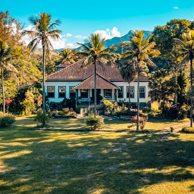 A Fazenda dos Coqueiros fica na cidade de Bananal e possui diversas árvores ao redor, além, é claro, de vários coqueiros. A casa é grande, na cor branca, com um telhado triangular. 