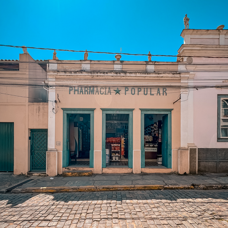 A farmácia mais antigo do Brasil fica na cidade de Bananal. Ela ainda mantém a fachada original, que é na cor bege, com três portas para entrada que têm uma moldura verde ao redor. Na parte de cima há o nome "Pharmacia Popular" escrito. 