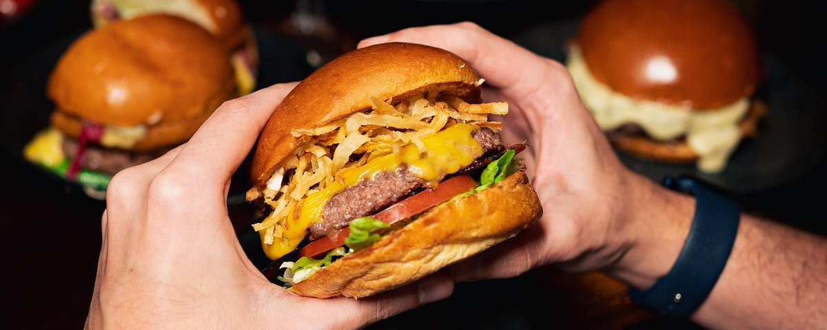 Hambúrguer com carne, queijo, alface, tomate e cebola crocante é servido no Beco Hexagonal, um dos passeios no ABC que é voltado para gastronomia. 
