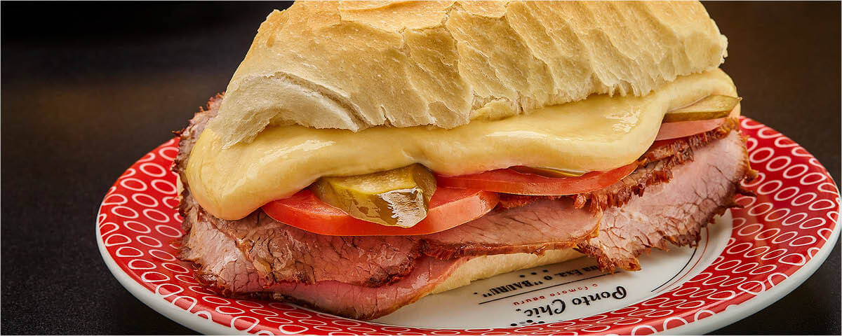 O sanduíche Bauru é outro clássico da comida paulista. Ele leva rosbife, picles, tomate e queijo derretido, tudo isso servido dentro de um pão francês crocante. 