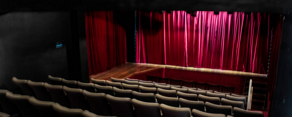 O Centro da Terra é um centro cultural localizado na região de Perdizes. Por lá, há uma sala de teatro com diversas cadeiras e um palco com cortina. 