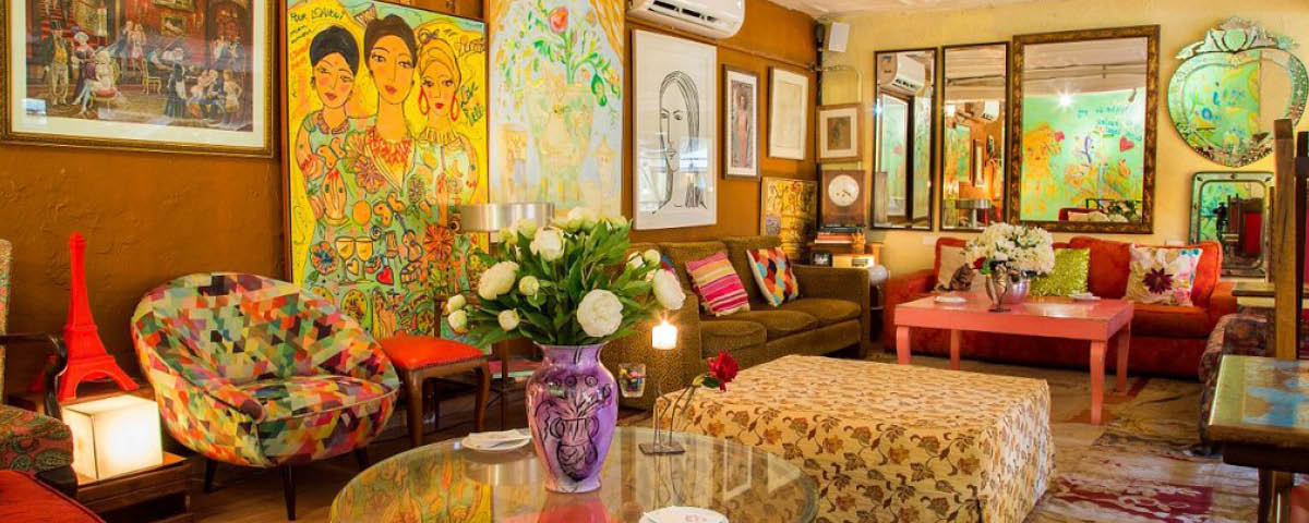 O Ruella Bistrô tem uma decoração com características da cultura francesa. O salão do restaurante tem sofás com estampas diferentes, diversos quadros pendurados na parede e uma estátua da Torre Eiffel ao lado de uma poltrona colorida. 