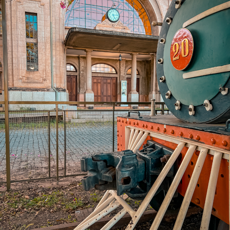 Trem antigo está parado em frente a Estação Ferroviária da Cidade de Botucatu. 