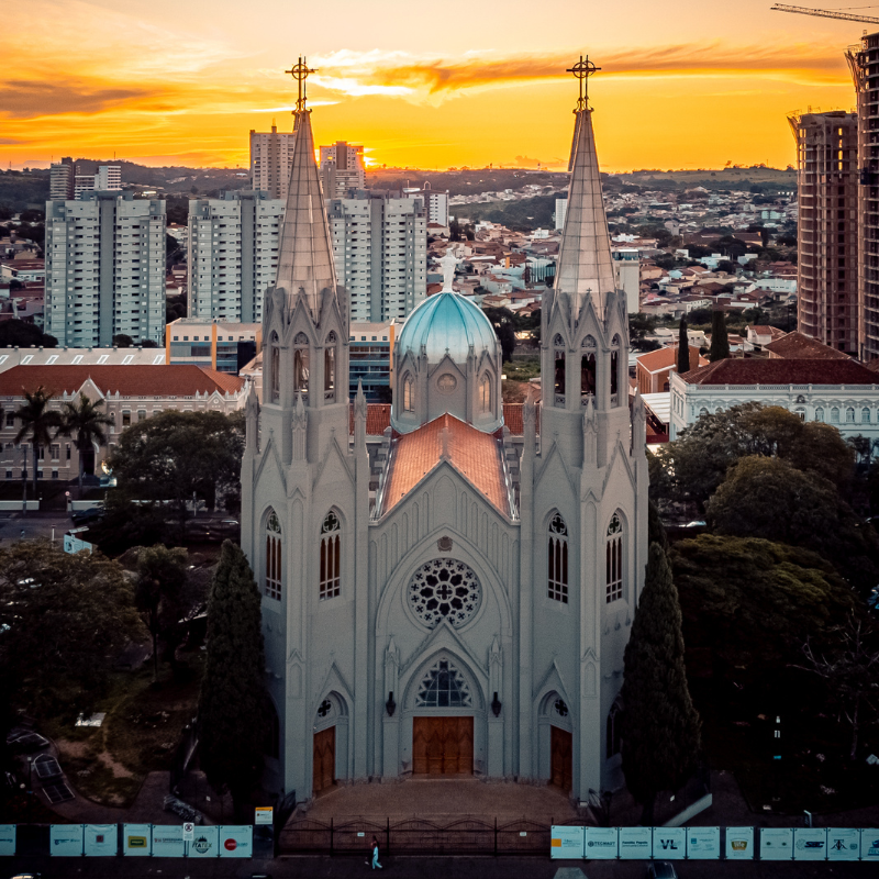 A Catedral Metropolitana de Sant'Ana é toda na cor branca, com uma arquitetura antiga, sendo uma das primeiras catedrais do Estado de São Paulo. 