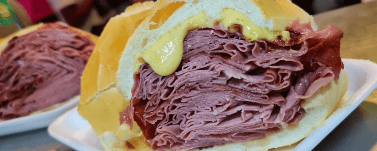 O sanduíche de mortadela é uma típica comida paulista. Fartas fatias de mortadela e um pedaço de queijo derretido são servidos em um pão francês fresquinho. 