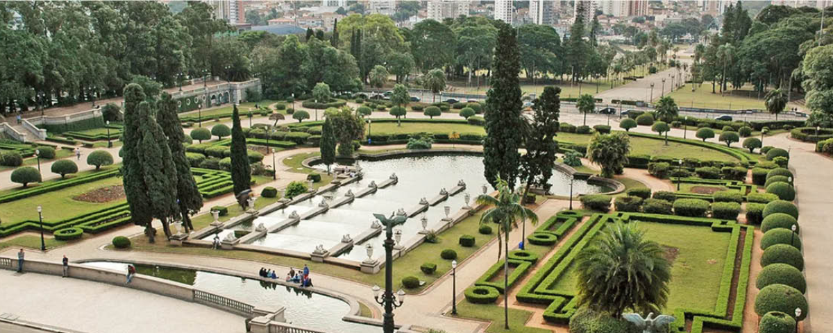 Jardim com características da cultura francesa, como chafariz, lagos, fontes e estátuas. 