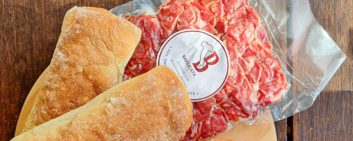 Dois pães tipo ciabatta e um pacote de jamón são vendidos na padaria em SP Basilicata. 