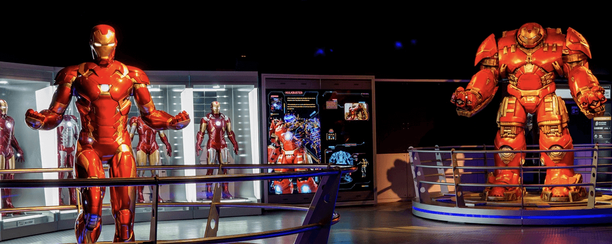 Estátuas de personagens da Marvel, como o Homem de Ferro, estão expostas na exposição da Marvel Vingadores Station. Mais uma programação incrível para o Dia dos Pais 2023. 
