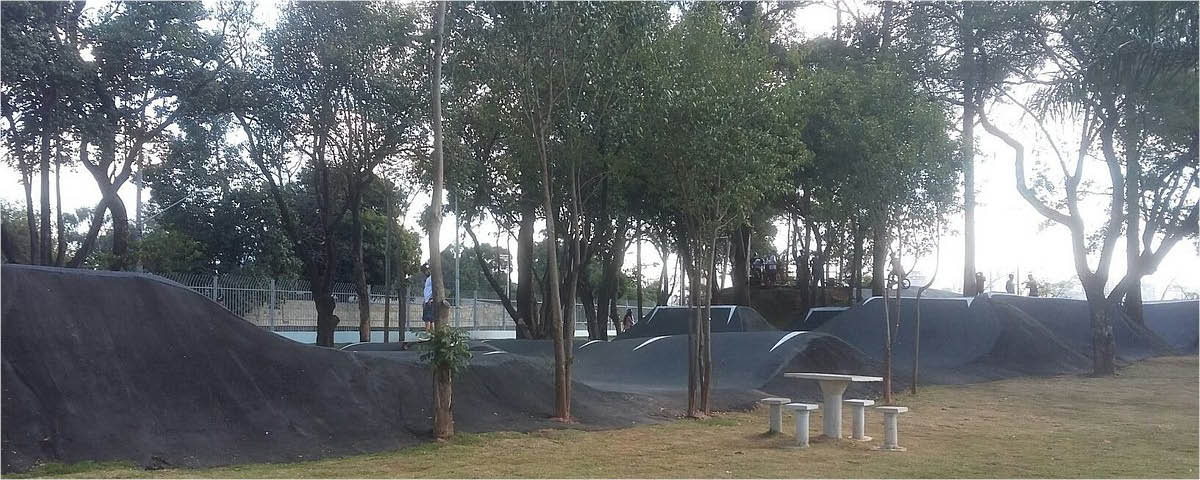 Área verde com rampas para praticar esportes no Centro de Esportes Radicais. 