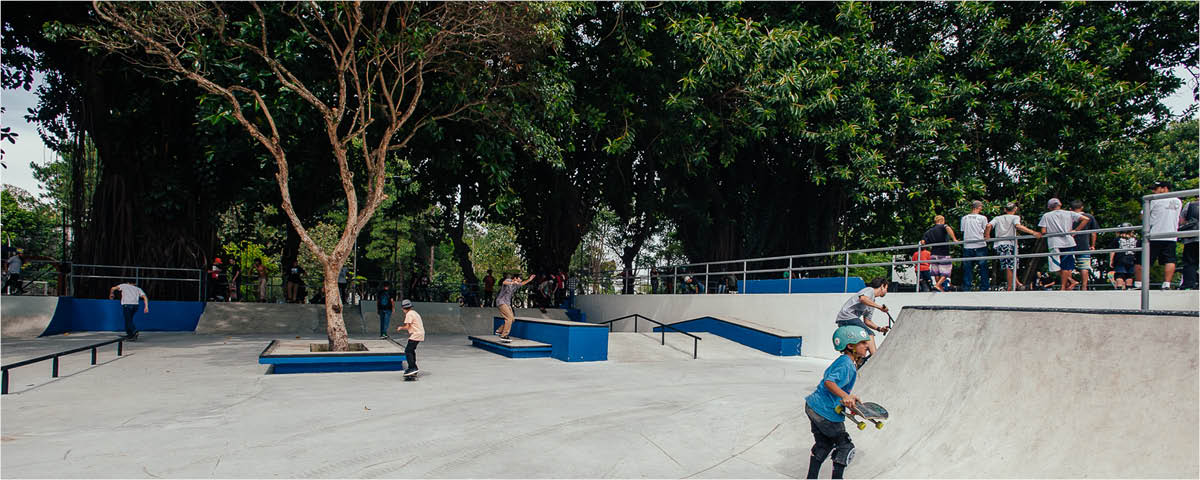 Pessoas andam de skate e patins em SP, no Parque da Mooca, que possui uma área com rampas, corrimões e bancos. 