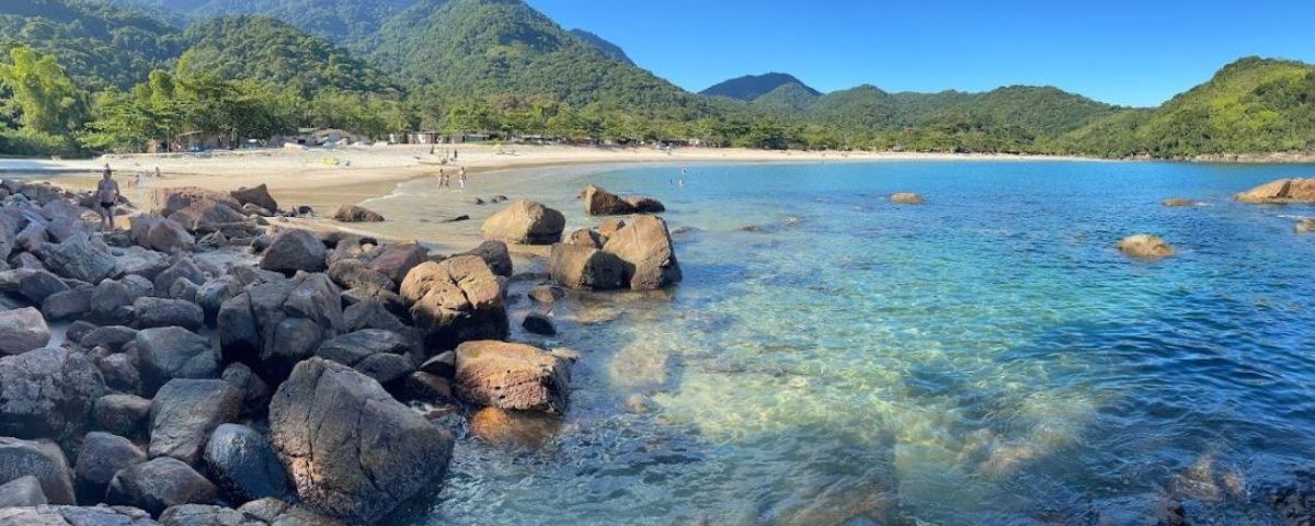 A Praia do Camburi também é uma ótima opção para a prática de Stand Up Paddle em SP. Ela praticamente não tem ondas, a água tem uma cor azul clara e algumas pedras estão espalhadas pela praia. 